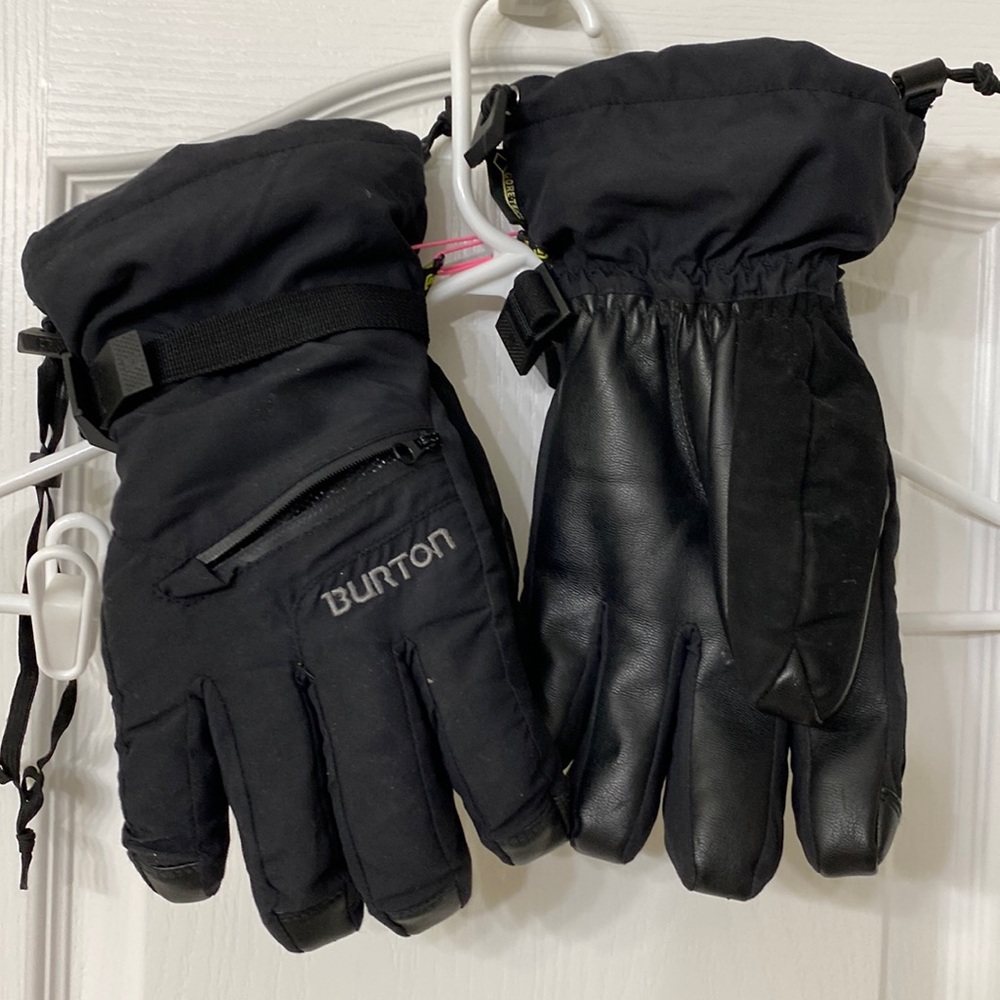 Men’s Burton Large snowboard gloves with inner liner gloves. Zipper pockets.